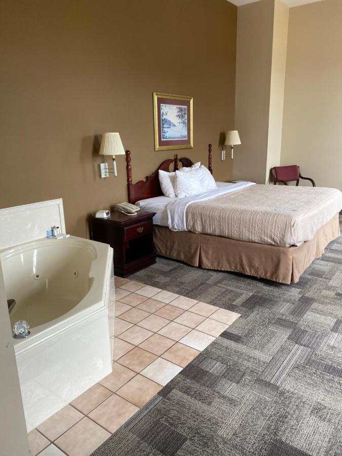 Collins Inn & Suites エクステリア 写真