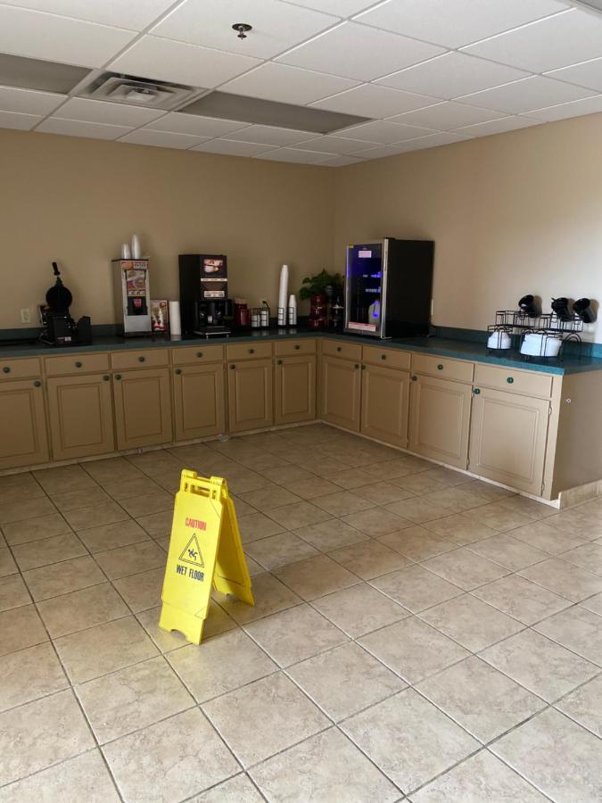 Collins Inn & Suites エクステリア 写真