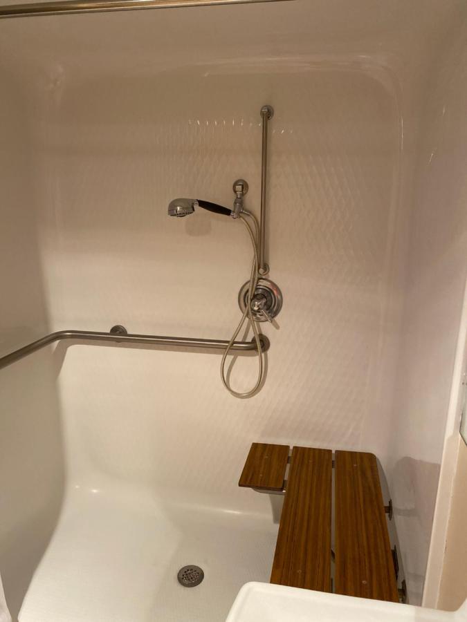 Collins Inn & Suites エクステリア 写真